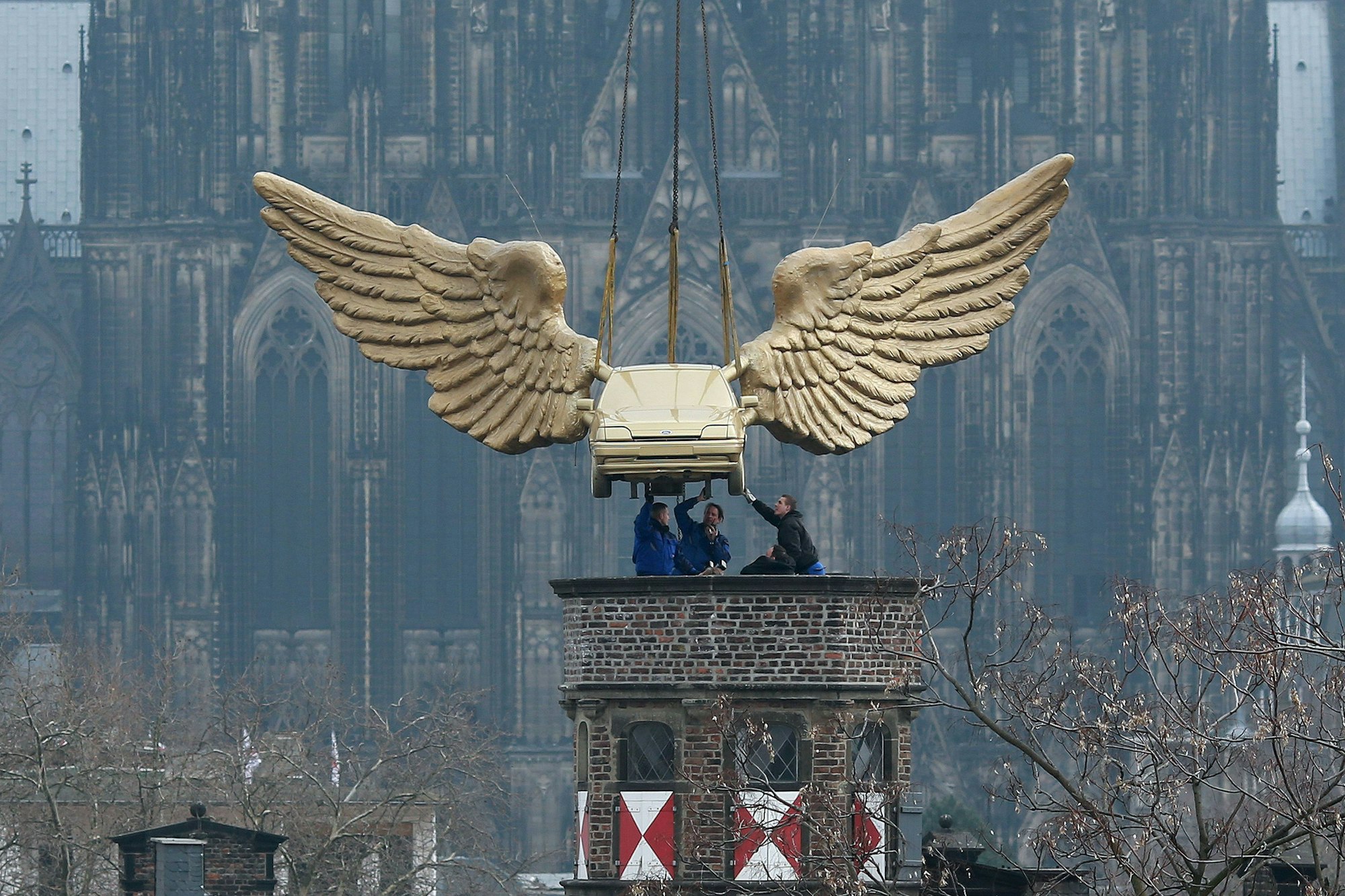 Das Flügelauto von HA Schult auf dem Zeughaus.