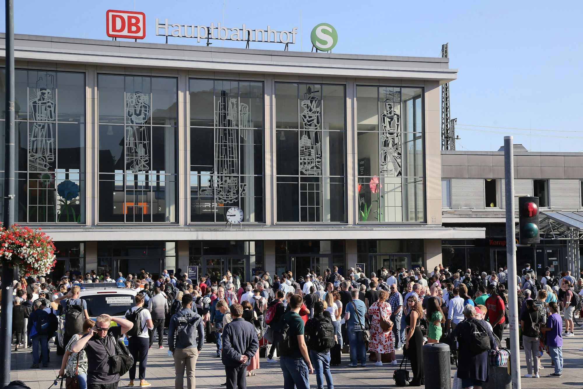 Plötzlich ertönt die Stimme von Herbert Grönemeyer aus den Lautsprechern des Dortmunder Hauptbahnhofs (Archivbild).