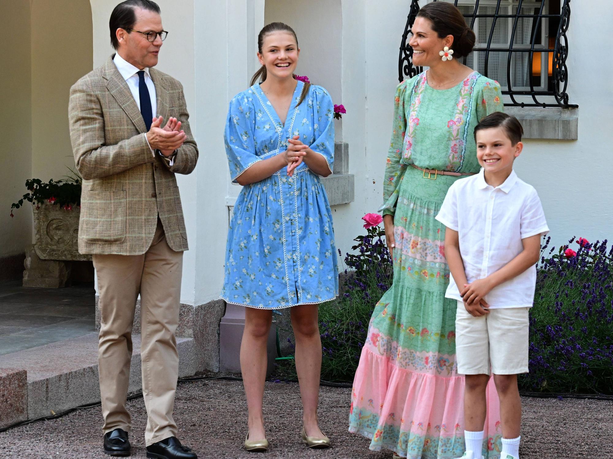 Kronprinzessin Victoria, Prinz Daniel und ihre Kinder Prinzessin Estelle und Prinz Oscar zeigen sich so entspannt und privat wie selten.