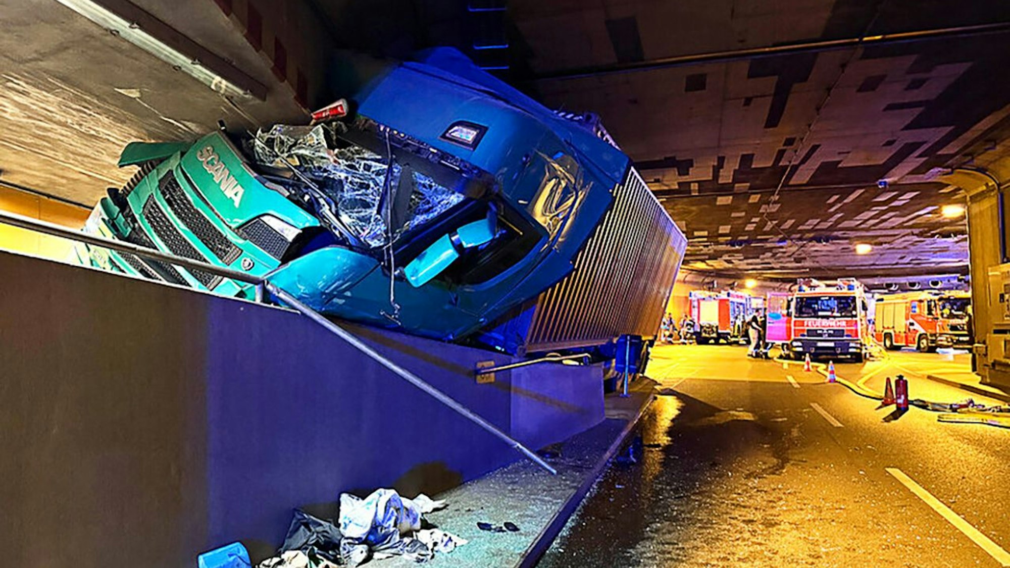 Das Foto von der Feuerwehr Berlin zeigt den verkeilten Lastwagen im Tiergartentunnel.