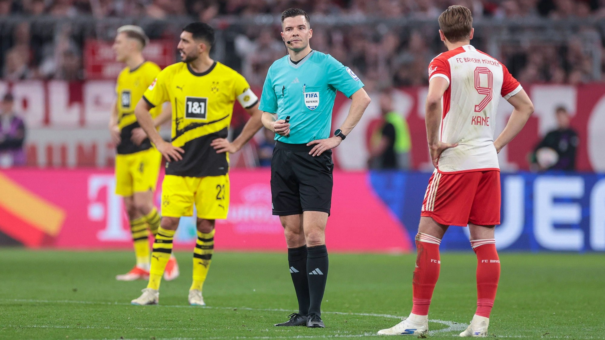 Harm Osmers wartet bei einem Video-Check auf die Kommunikation mit dem VAR.