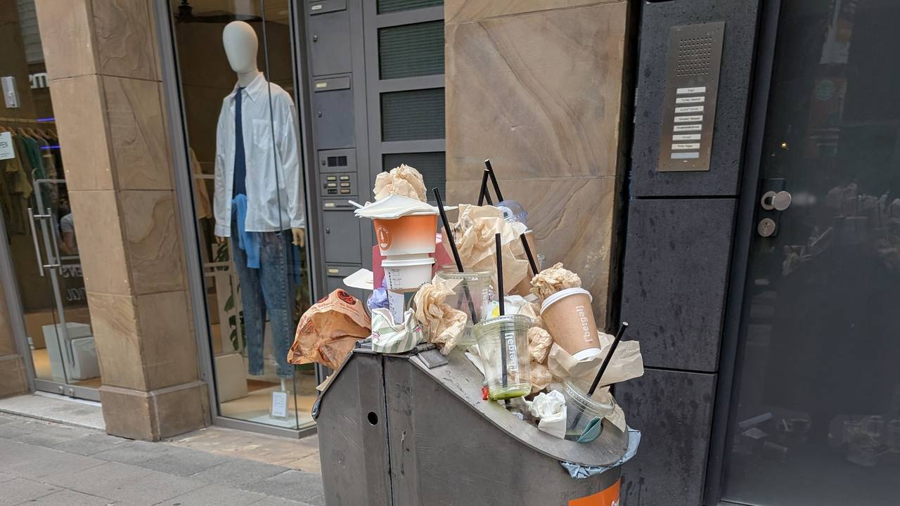 Täglich das gleiche Bild auf der Ehrenstraße. Die Mülleimer sind überfüllt. Getränkebecher und Einwegverpackungen liegen auf dem Gehweg.