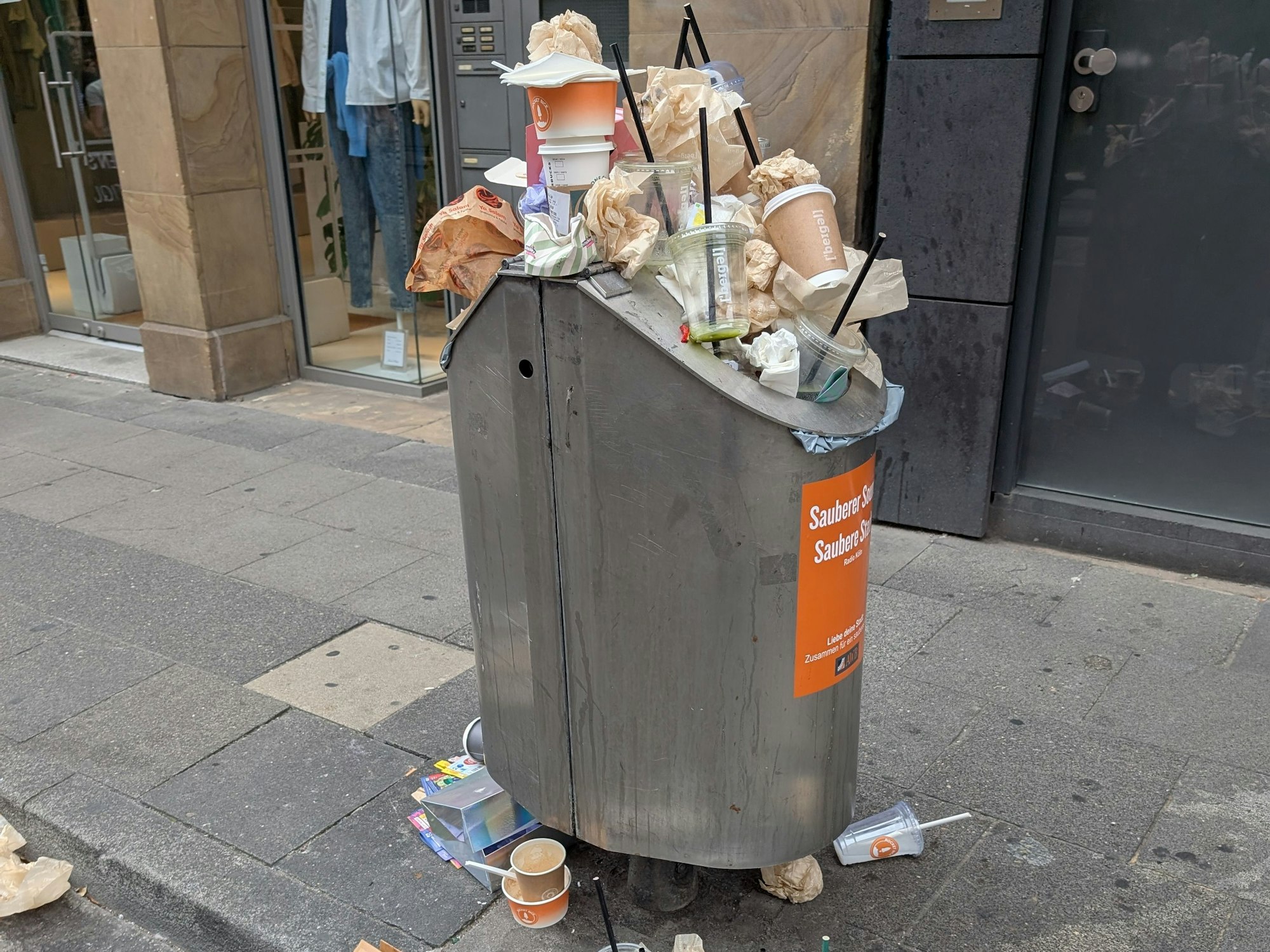 Täglich das gleiche Bild auf der Ehrenstraße. Die Mülleimer sind überfüllt. Getränkebecher und Einwegverpackungen liegen auf dem Gehweg.