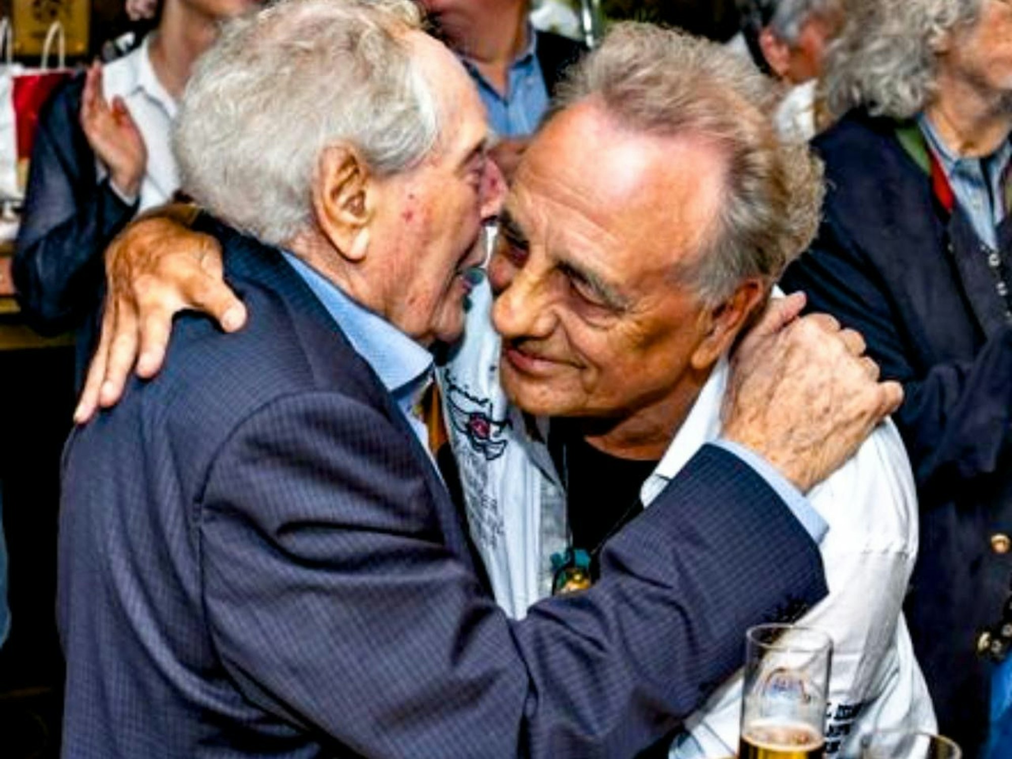 Ludwig Sebus umarmt Erry Stoklosa.