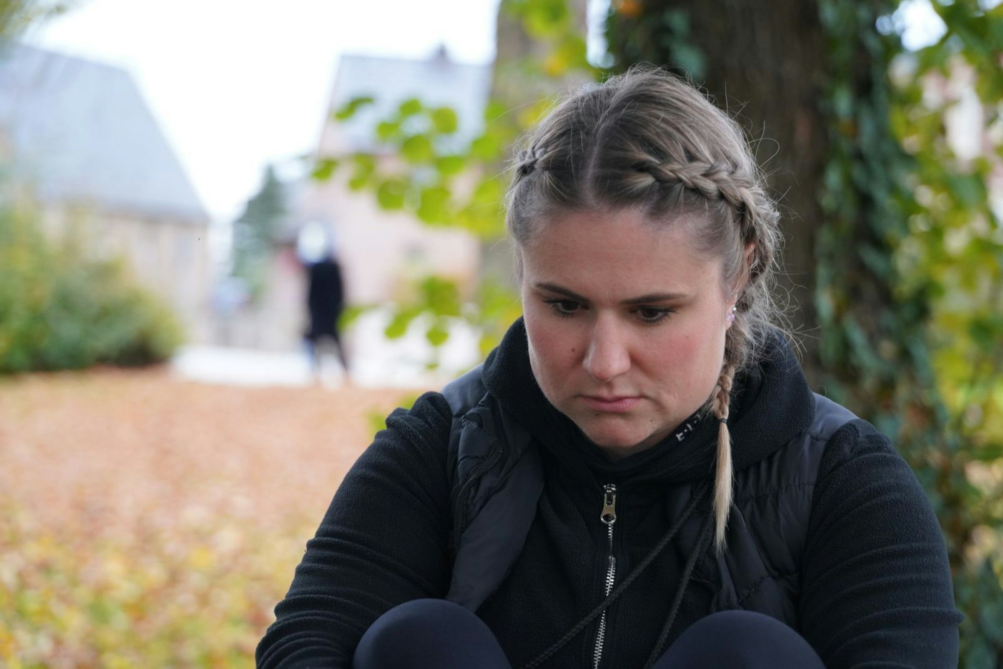 „Das ist wie eine Wunde, die wächst zu, aber die Narben sehe ich doch immer“, weint Ann-Kristin in der ZDF-Reportage. (Bild: ZDF/Jürgen Heck)