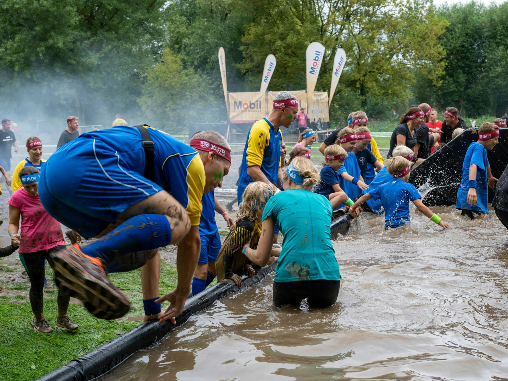 Schlammig und nass – der Hindernislauf im Jugendpark im August 2023.