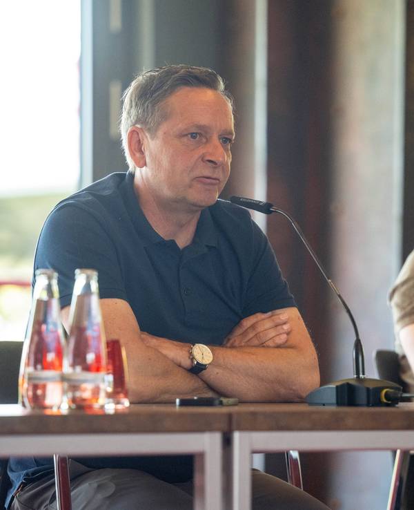 Ex-FC-Manager Horst Heldt am 21. Mai 2025 auf einer Pressekonferenz von Union Berlin.