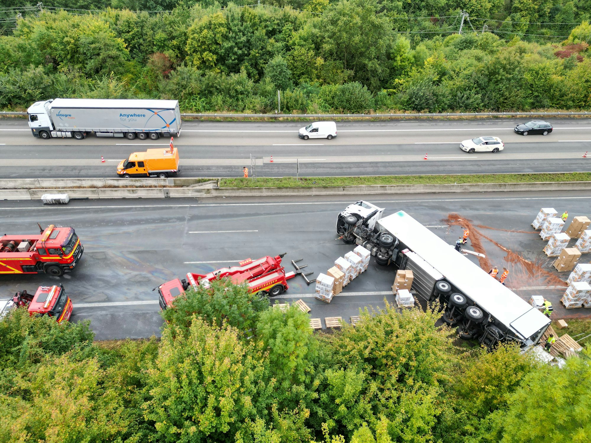 Ein umgestürzter LKW liegt auf der Autobahn. Der mit Elektrogeräten beladene Lastwagen war am frühen Montagmorgen auf die Seite gekippt und hatte die Fahrbahn in Richtung Norden blockiert, sagte ein Polizeisprecher.