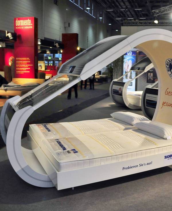 Ein überdachtes Bett mit Matratze von Schlaraffia auf der Möbelmesse imm Cologne 2009