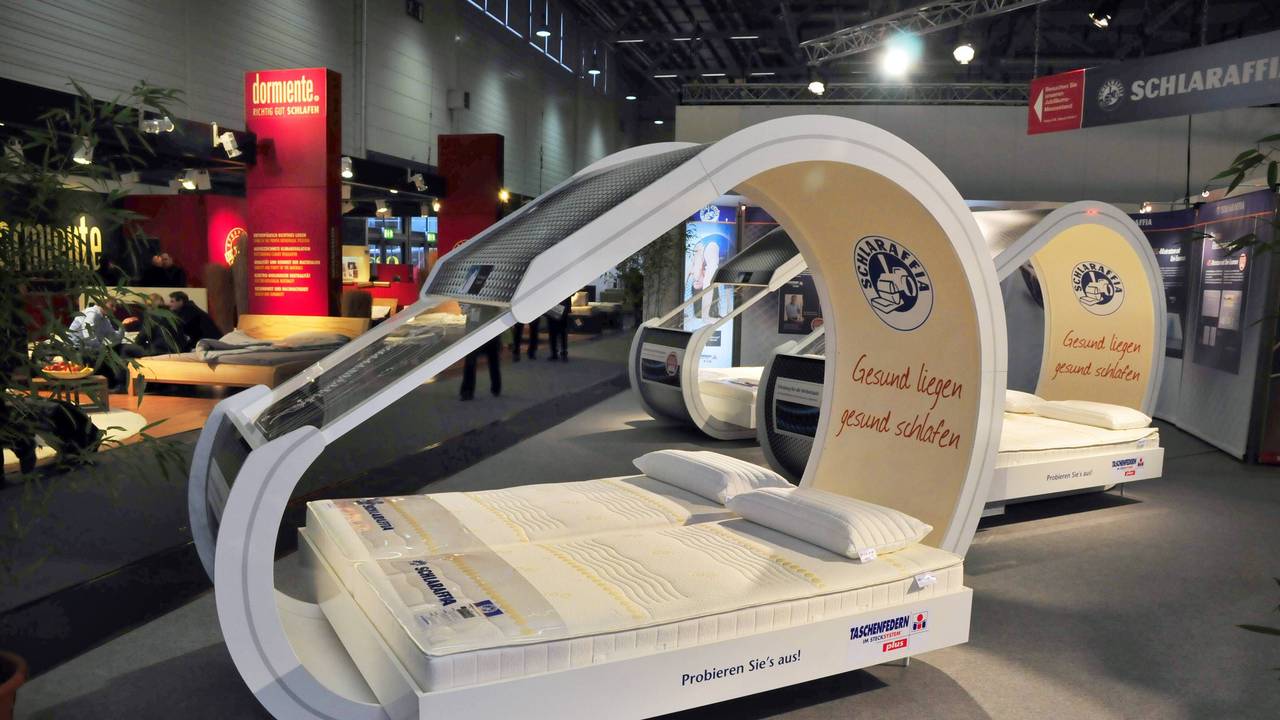 Ein überdachtes Bett mit Matratze von Schlaraffia auf der Möbelmesse imm Cologne 2009