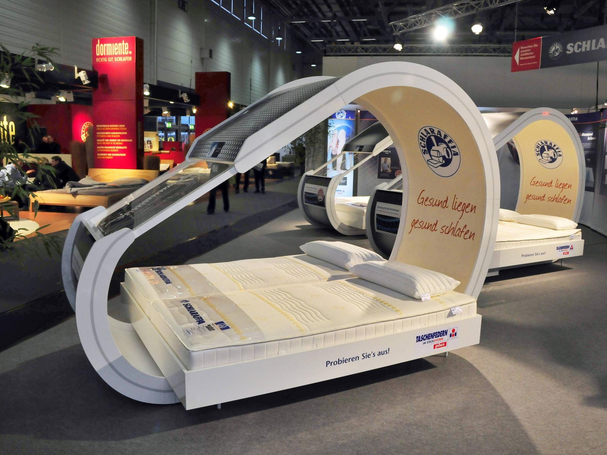 Ein überdachtes Bett mit Matratze von Schlaraffia auf der Möbelmesse imm Cologne 2009