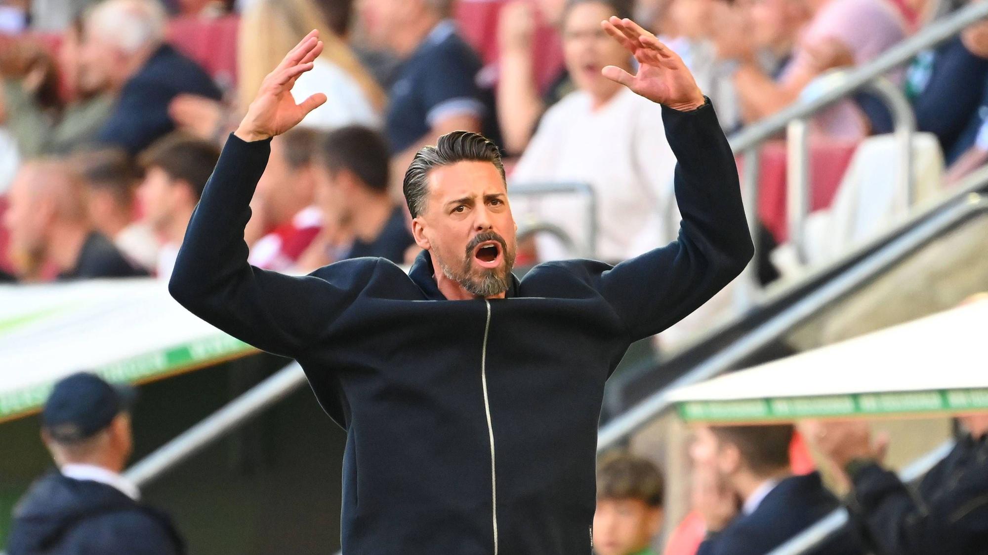 Sandro Wagner gestikuliert bei einem Spiel des FC Augsburg.