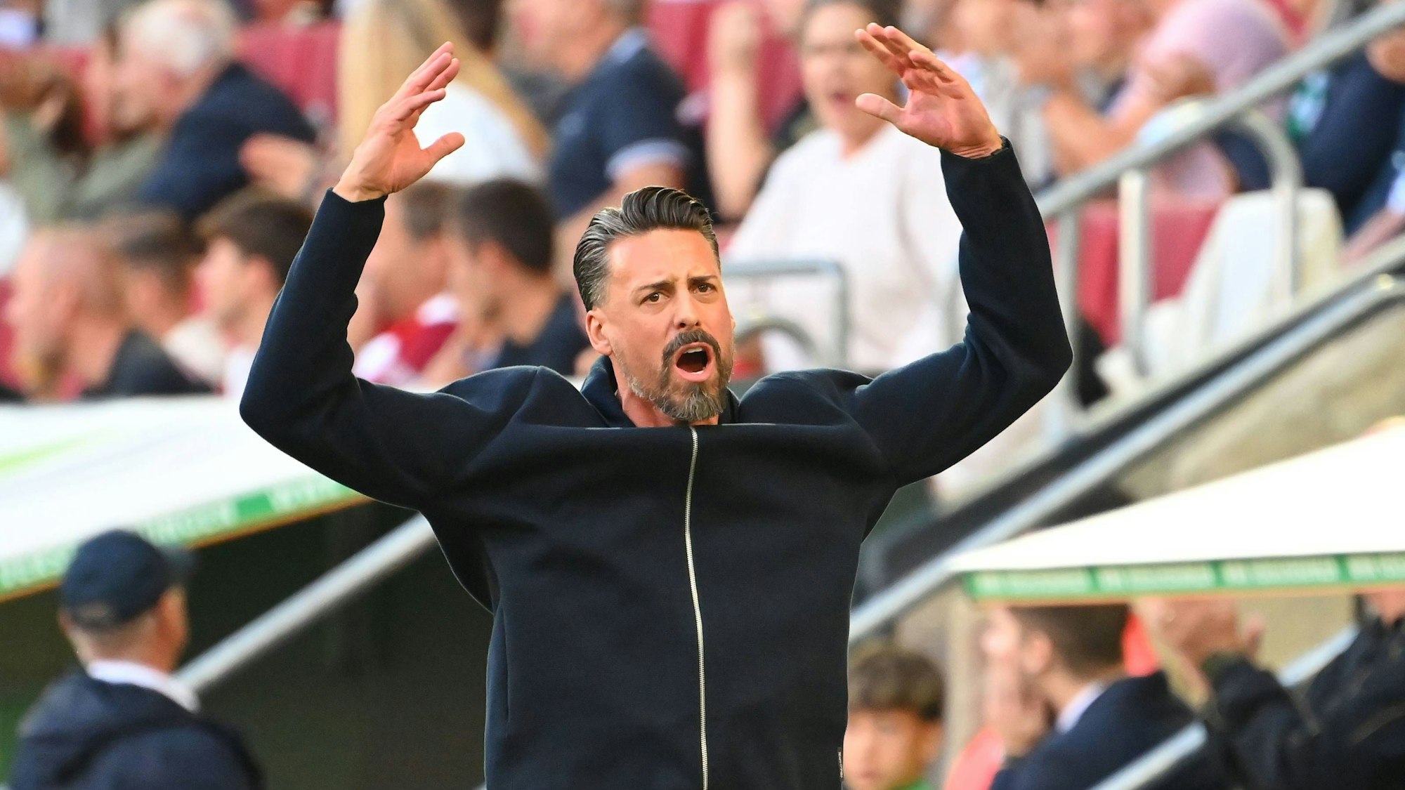Sandro Wagner gestikuliert bei einem Spiel des FC Augsburg.