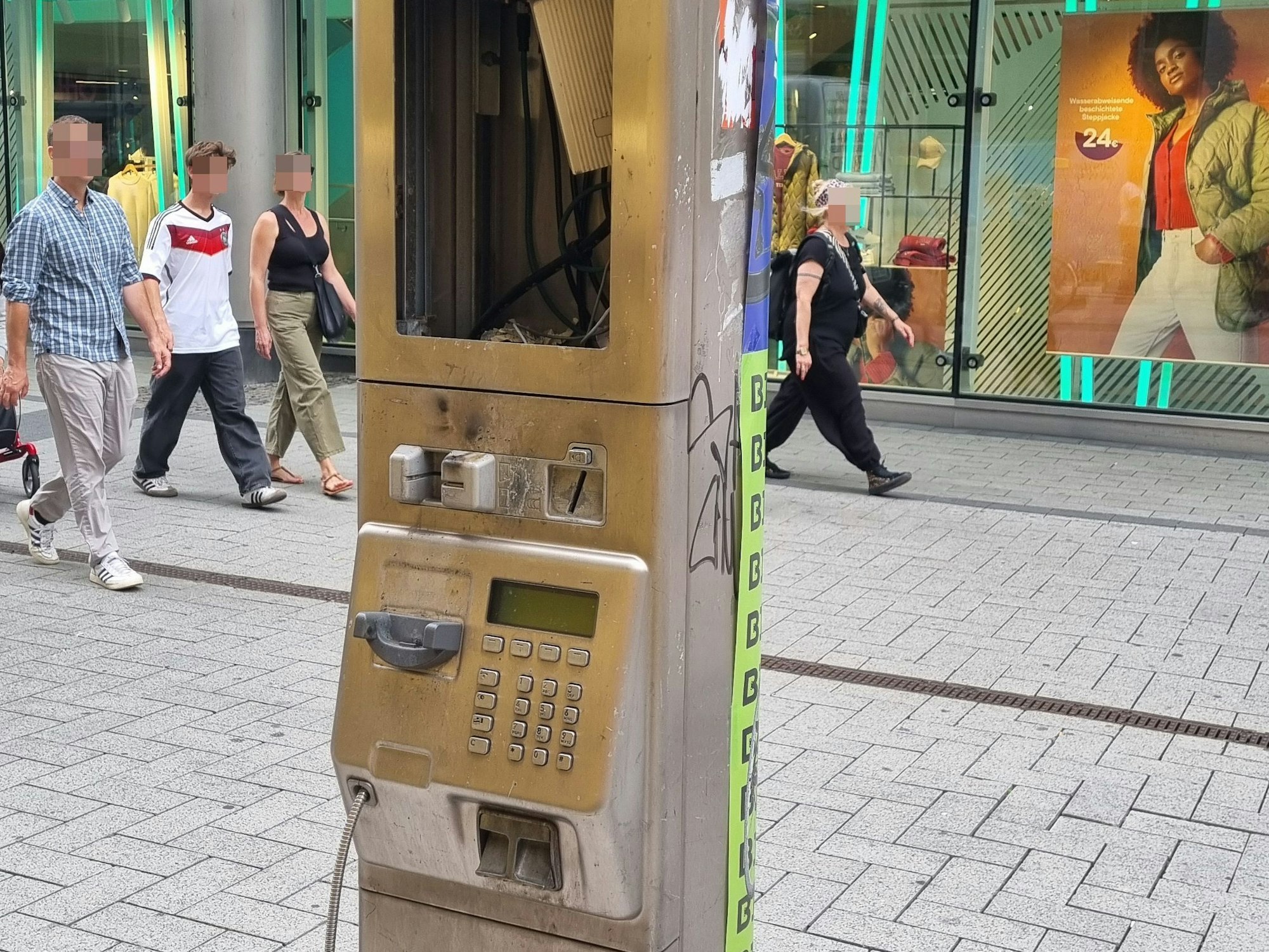 Eine Telefonsäule auf der Richmodstraße in der Kölner Innenstadt. Telefonieren kann man hier schon seit Jahren nicht mehr.