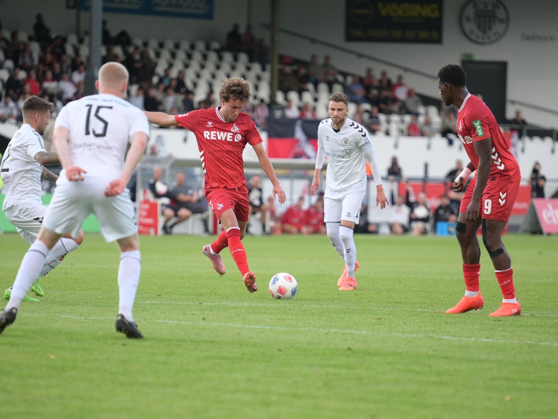 Der 1. FC Köln gewinnt sein Testspiel gegen Schwarz-Weiß Essen mit 9:1.