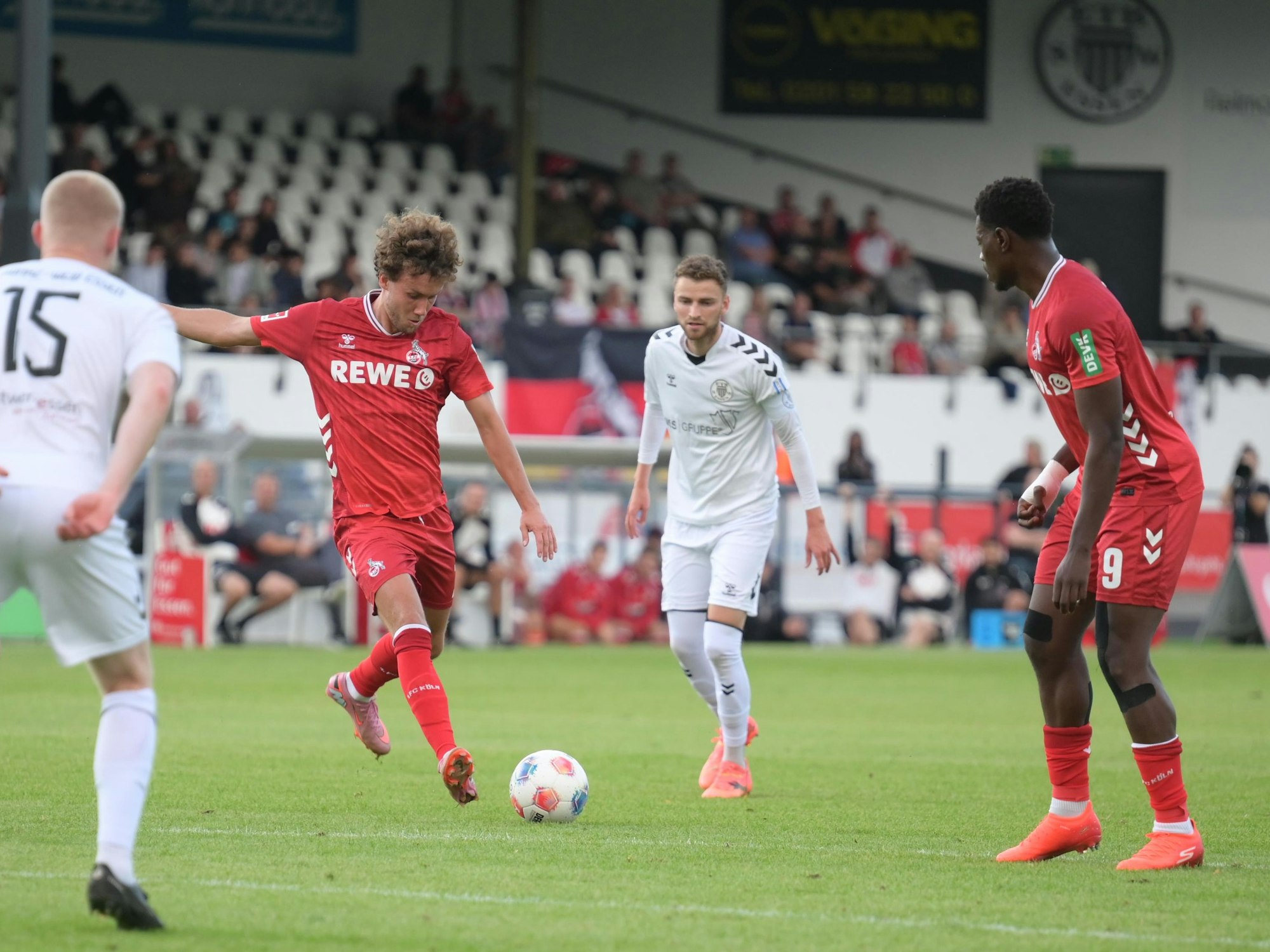 Der 1. FC Köln gewinnt sein Testspiel gegen Schwarz-Weiß Essen mit 9:1.
