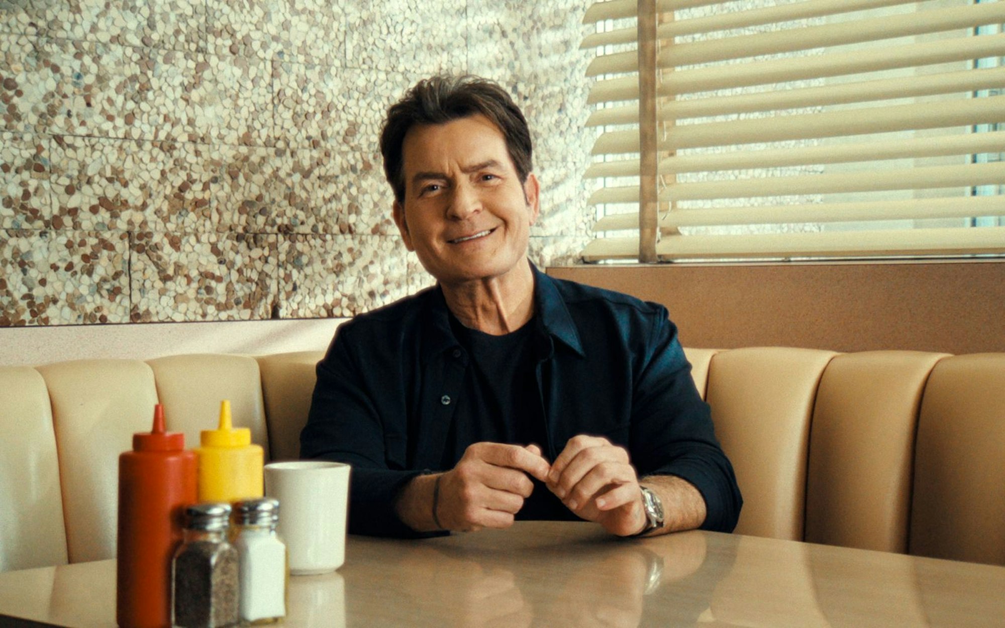 Pünktlich zu seinem 60. Geburtstag legt Charlie Sheen mit „aka Charlie Sheen“ eine Netflix-Doku (Bild, ab 10. September abrufbar) vor, in der er und zahlreiche Weggefährten „schonungslos“ über sein Leben erzählen. (Bild: Netflix)