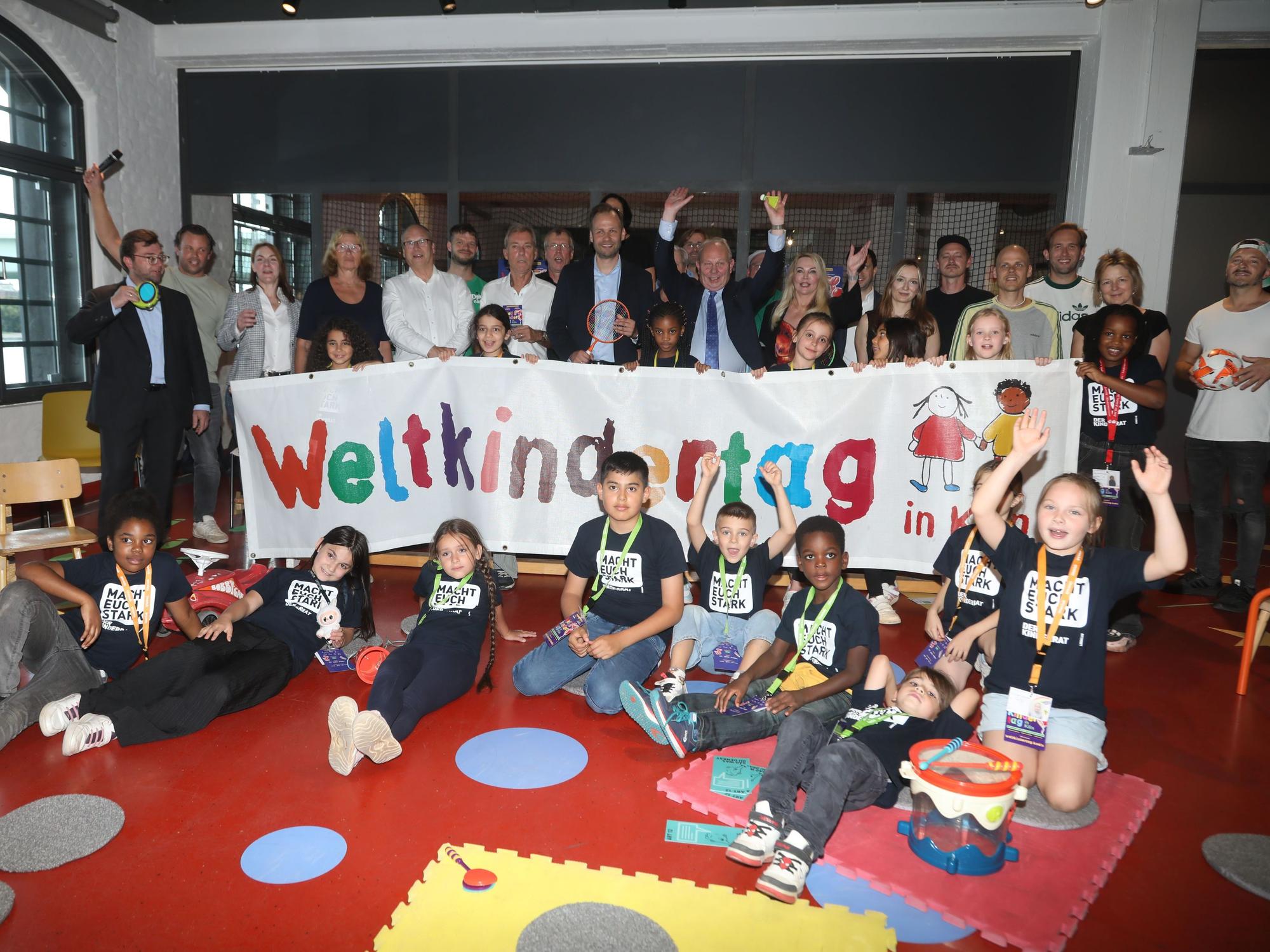 Gruppenbild bei der Pressekonferenz zum Weltkindertag.