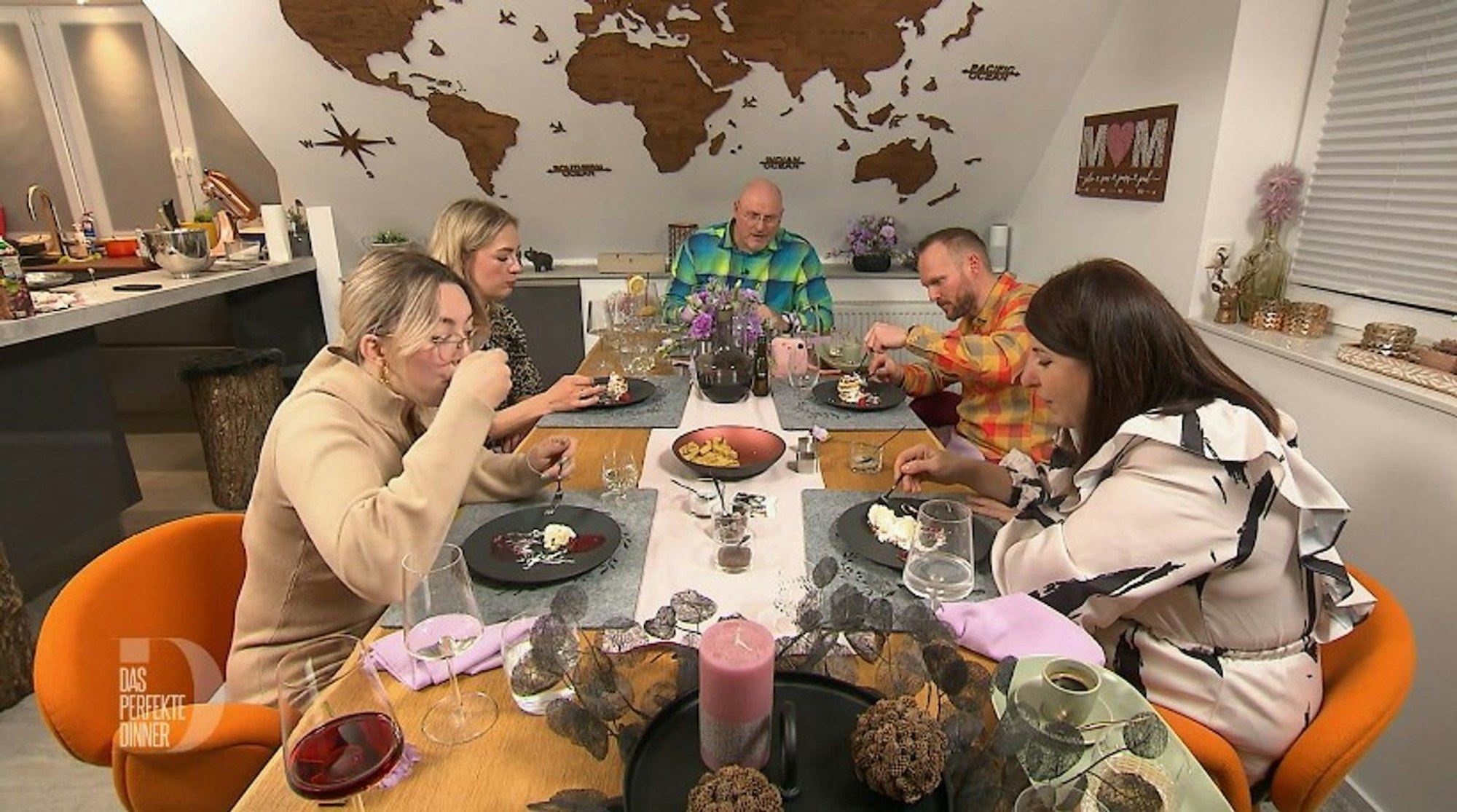 An Tag 3 trifft sich die Flensburger Gourmet-Runde bei Frank (59) (Bild: RTL)