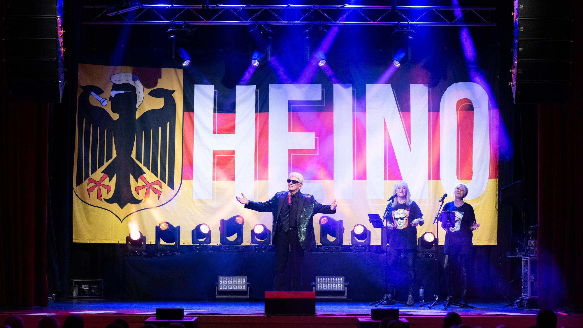 Schlager- und Volksmusikstar Heino steht während eines Konzerts seiner Tour „Made in Germany“ auf der Bühne.