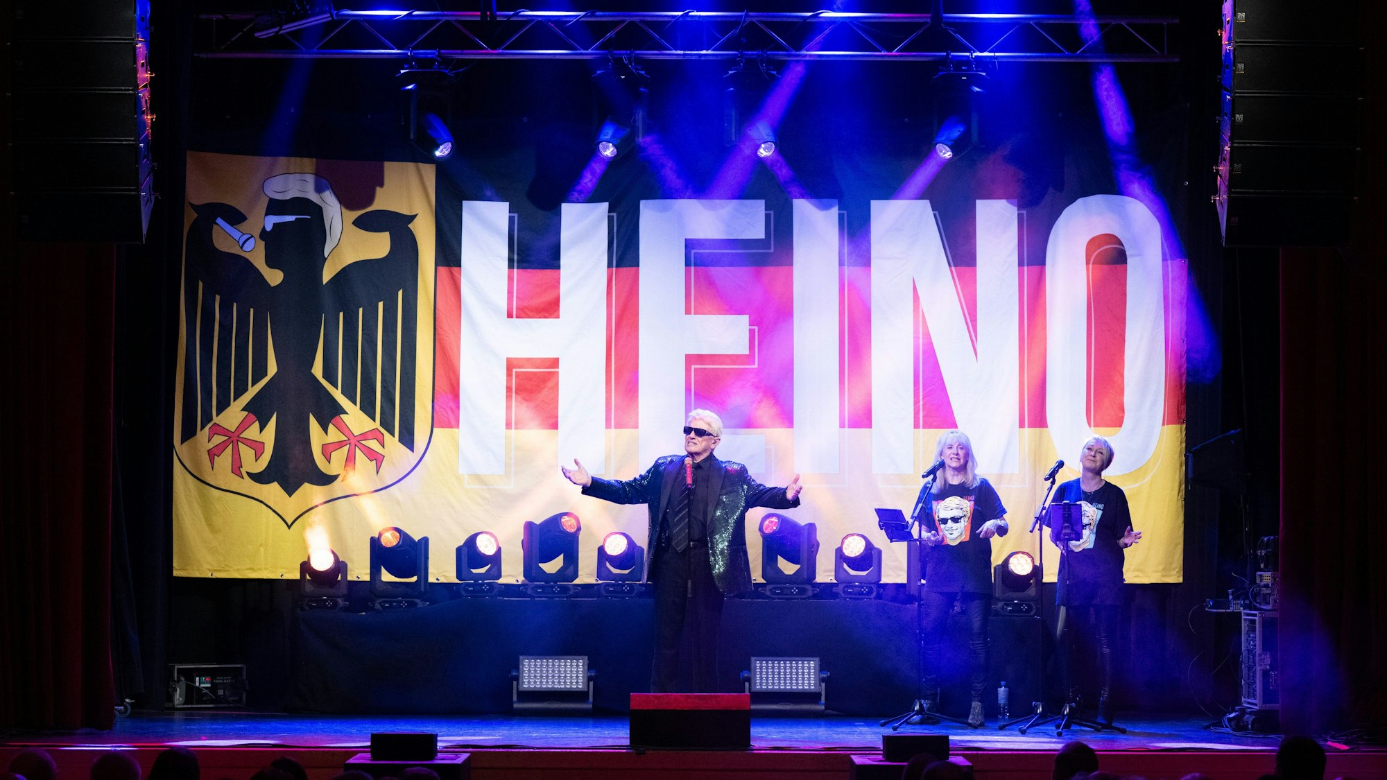 Schlager- und Volksmusikstar Heino steht während eines Konzerts seiner Tour „Made in Germany“ auf der Bühne.