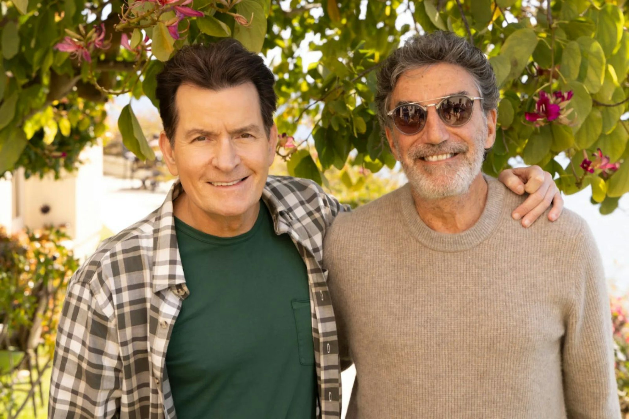 Inzwischen versöhnt: Charlie Sheen und Serienproduzent Chuck Lorre arbeiteten bei „Bookie“ (abrufbar bei RTL+) wieder zusammen. (Bild: HBO / Max)