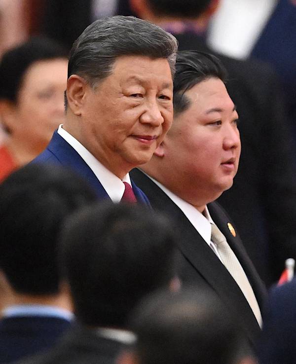 Der russische Präsident Wladimir Putin (von links), der chinesische Präsident Xi Jinping und der nordkoreanische Machthaber Kim Jong Un nehmen an einer Militärparade zum 80. Jahrestag des Endes des Zweiten Weltkriegs teil.