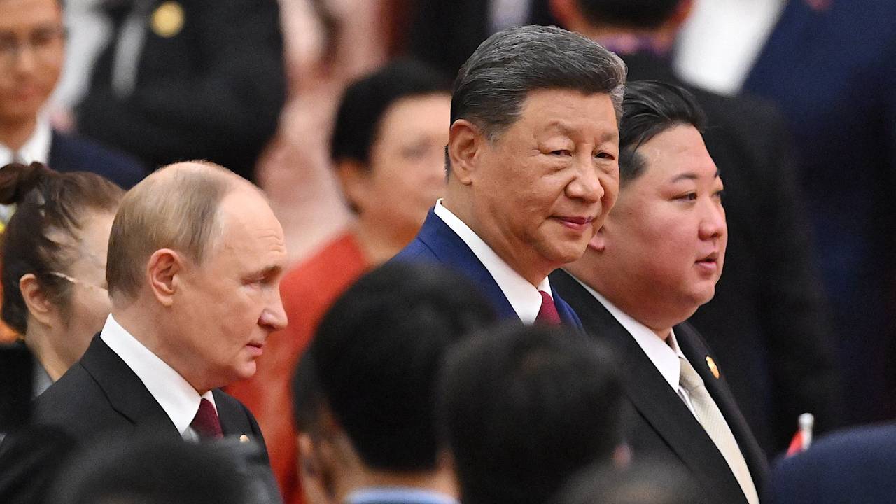 Der russische Präsident Wladimir Putin (von links), der chinesische Präsident Xi Jinping und der nordkoreanische Machthaber Kim Jong Un nehmen an einer Militärparade zum 80. Jahrestag des Endes des Zweiten Weltkriegs teil.
