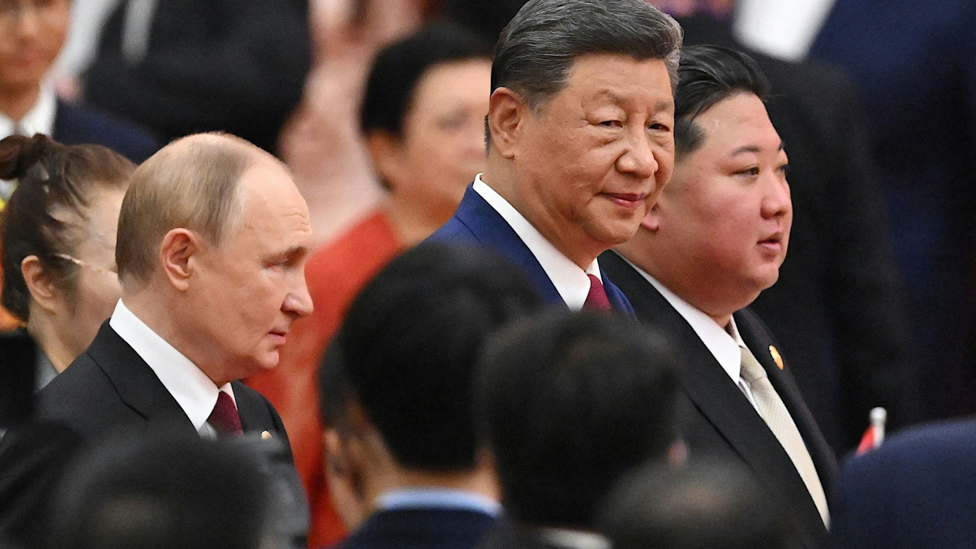 Der russische Präsident Wladimir Putin (von links), der chinesische Präsident Xi Jinping und der nordkoreanische Machthaber Kim Jong Un nehmen an einer Militärparade zum 80. Jahrestag des Endes des Zweiten Weltkriegs teil.