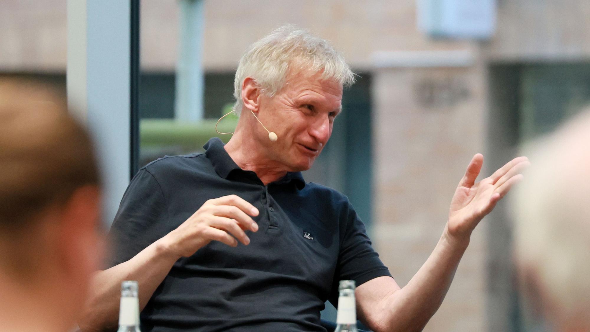 Michael Reschke spricht bei einem FC-Talk.