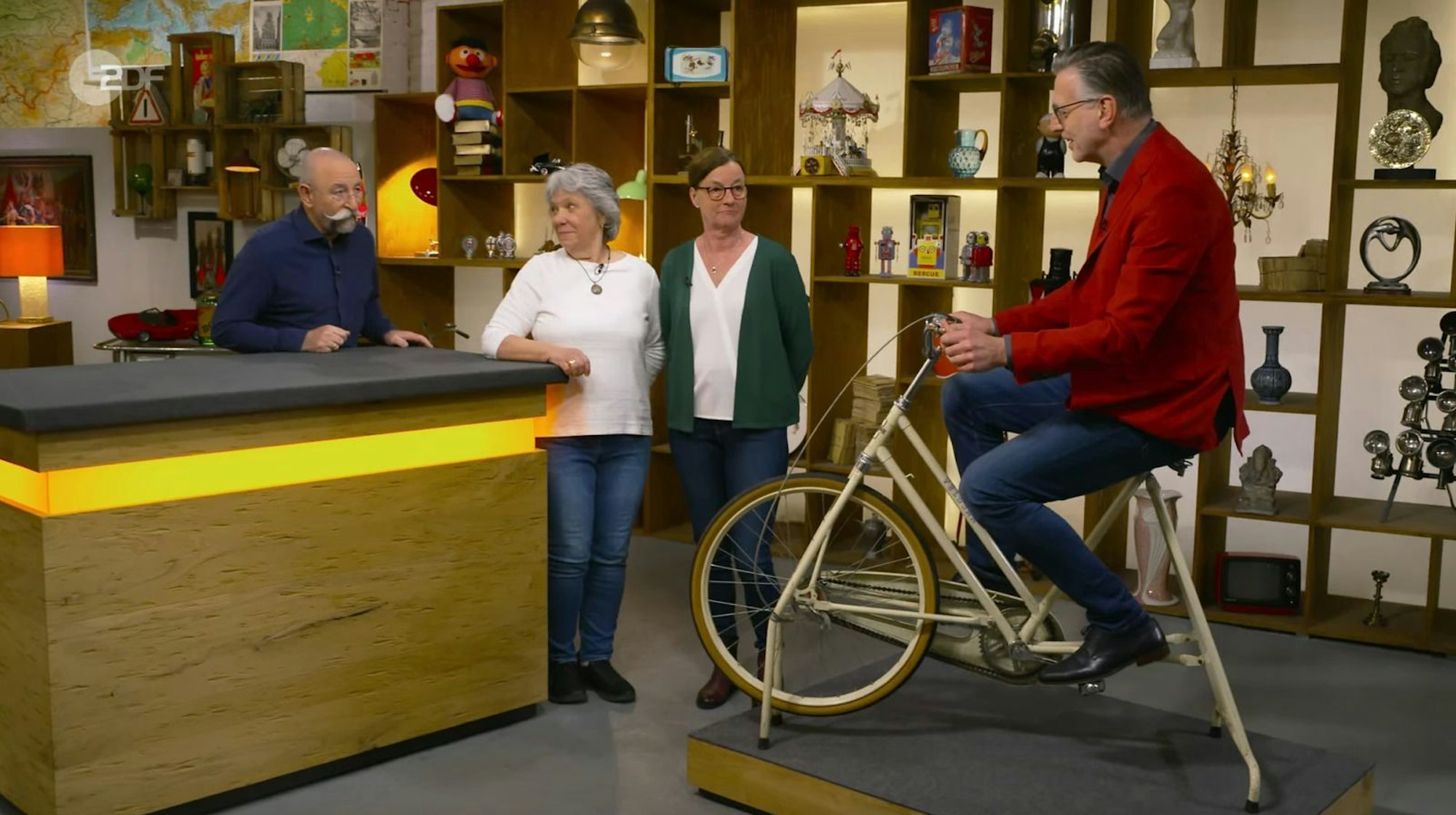 „Detlev, das steht dir“, rief Lichter, als er Detlev Kümmel (rechts) auf dem Fitnessrad sah. (Bild: ZDF)