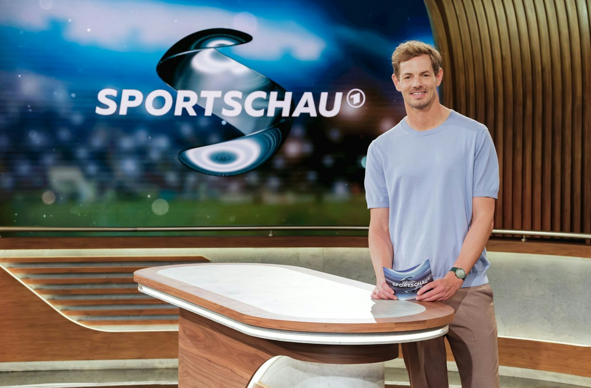 Alexander Schlüter blickt rundum positiv auf seine ersten vier Wochen bei der „Sportschau“. (Bild: WDR / Simin Kianmehr)