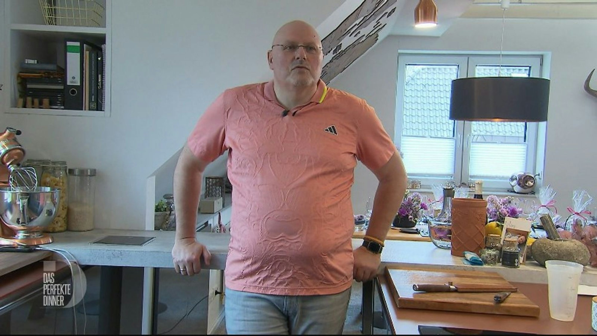 Frank (59) besitzt ein Küchenstudio: „Aber meine ist schon acht Jahre alt.“ (Bild: RTL)