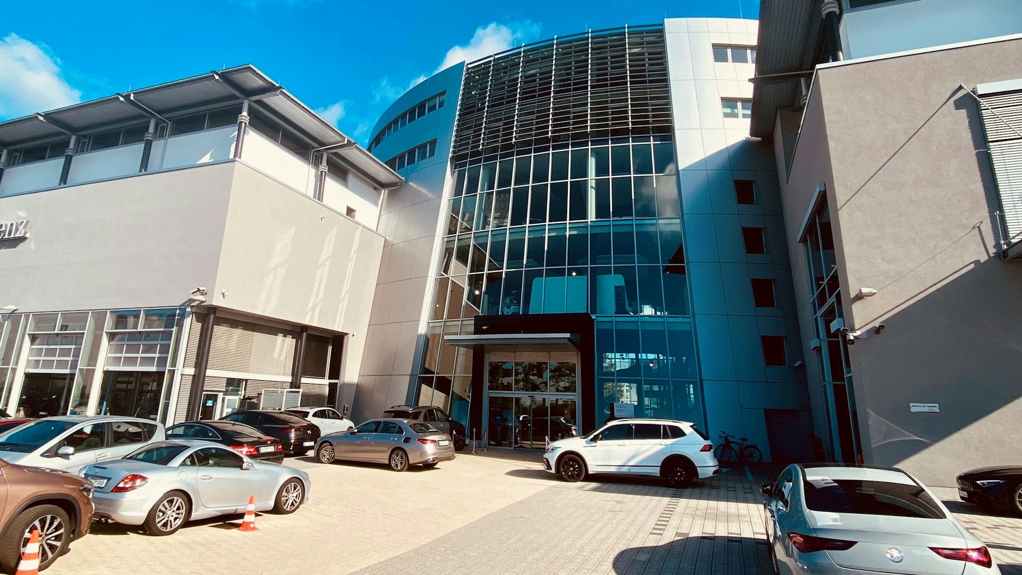 Das Mercedes Center in Köln Braunsfeld