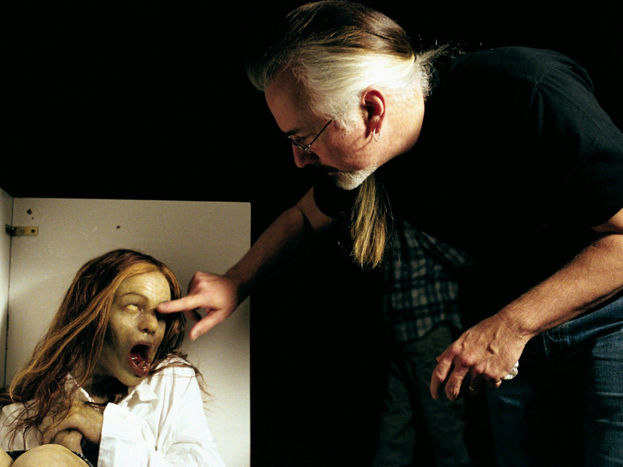 Rick Baker gestaltet die berühmte Puppe für The Ring (2002).