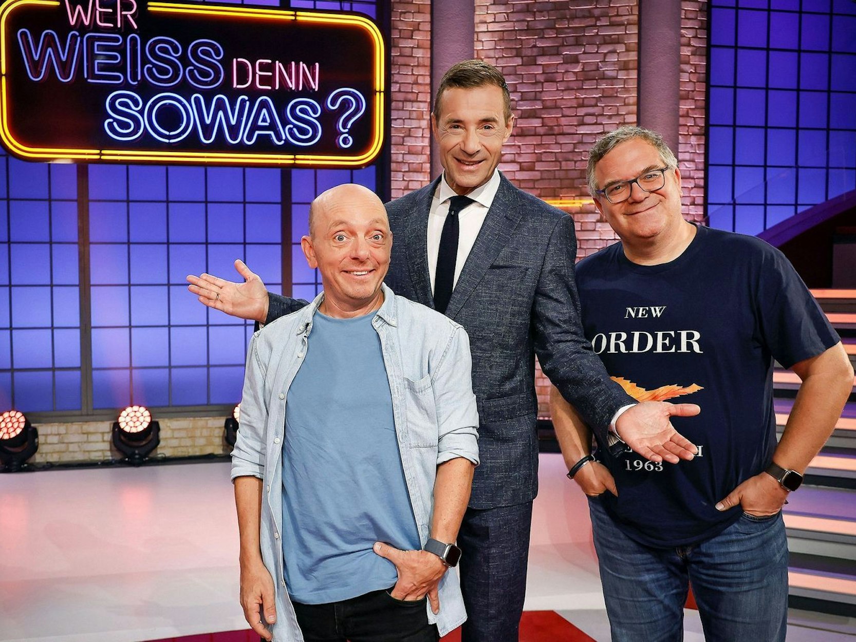 Sie standen bislang für den Erfolg von „Wer weiß den sowas?“, von links: Bernhard Hoecker, Kai Pflaume und Elton. (Bild: ARD / Morris Mac Matzen)