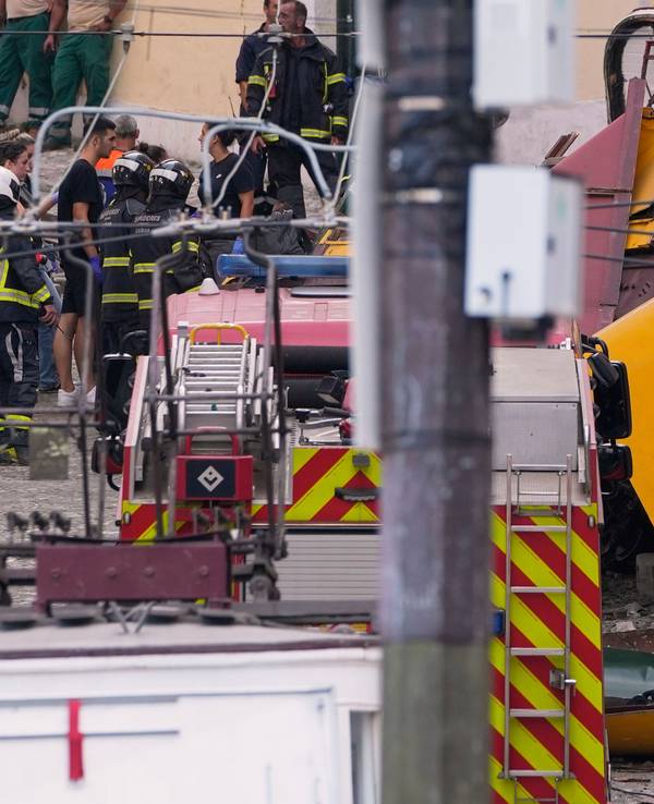 Rettungskräfte arbeiten an der Stelle, an der eine Standseilbahn entgleist ist. Der Unfall des auch bei Touristen beliebten ´Elevador da Gloria» habe sich am Mittwochabend aus noch unbekannter Ursache ereignet, berichteten lokale Medien.