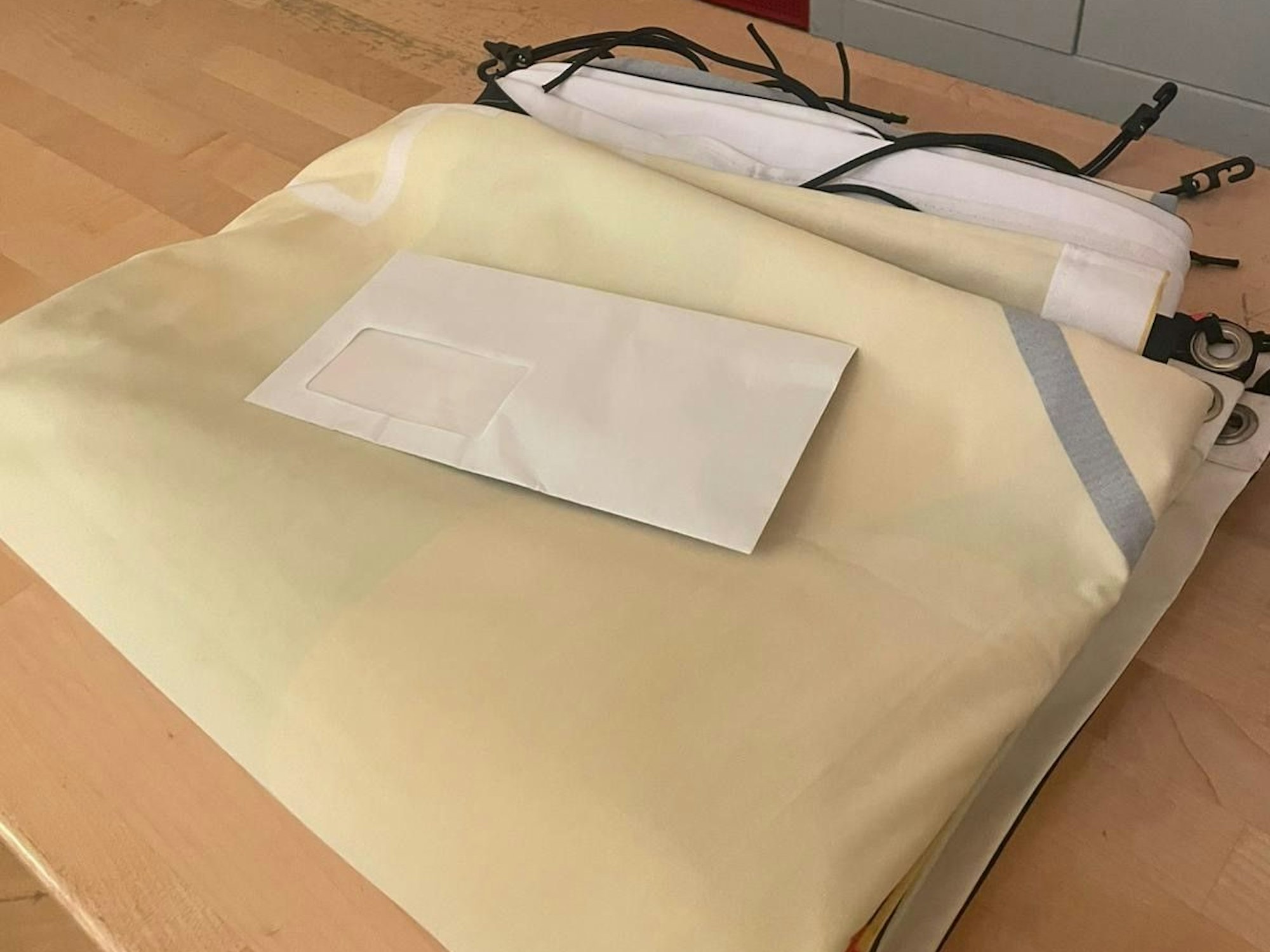 Ein Paket mit der zuvor entwendeten Heino-Fahne.