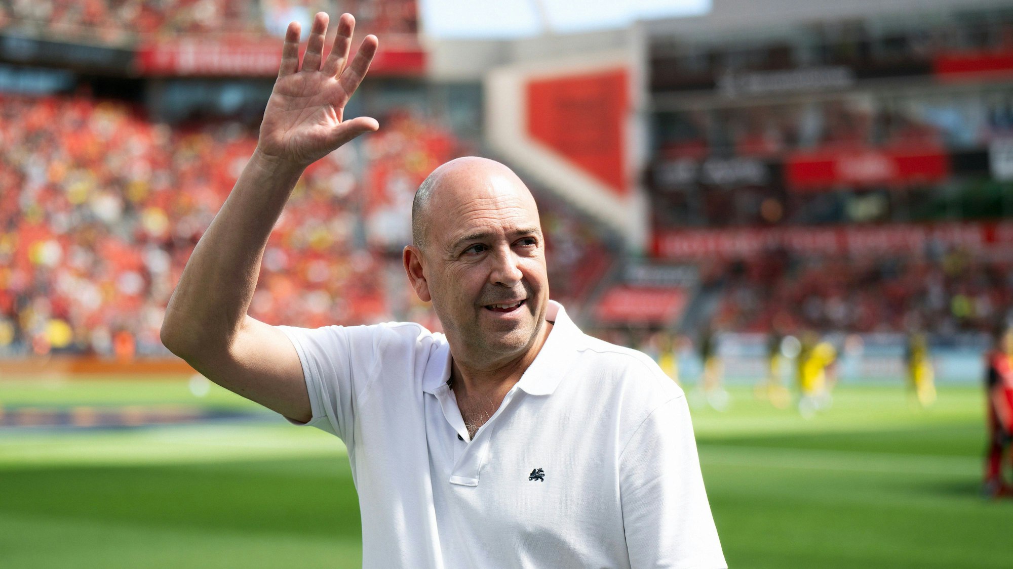 Fernando Carro winkt den Fans von Bayer Leverkusen.