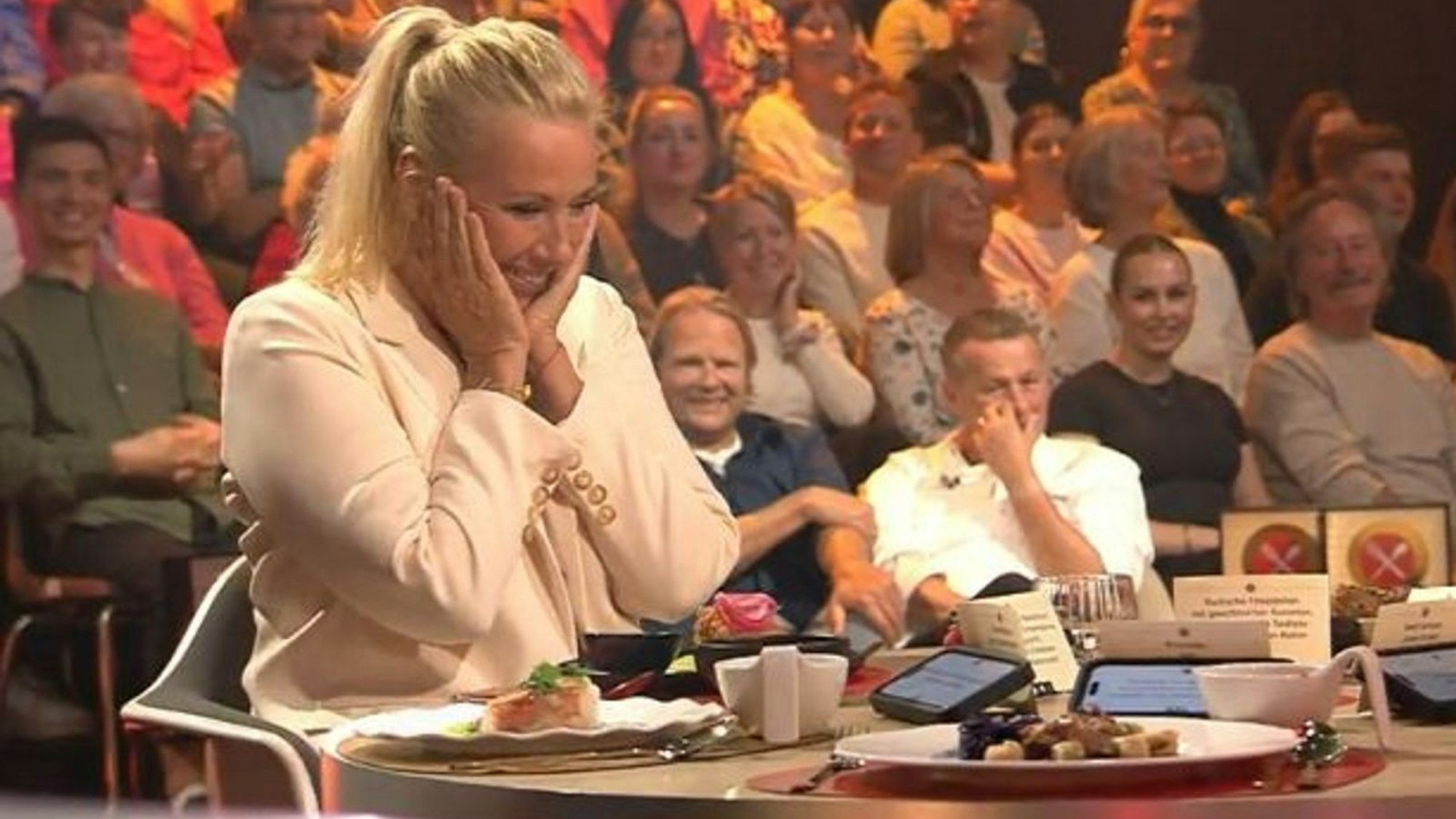 „Ich glaube, ich muss weinen“, freut sich „Kiwi“ über den Anblick der Teller. Für Pauls Backfisch verteilt sie direkt mal „100 Punkte“. (Bild: ZDF)