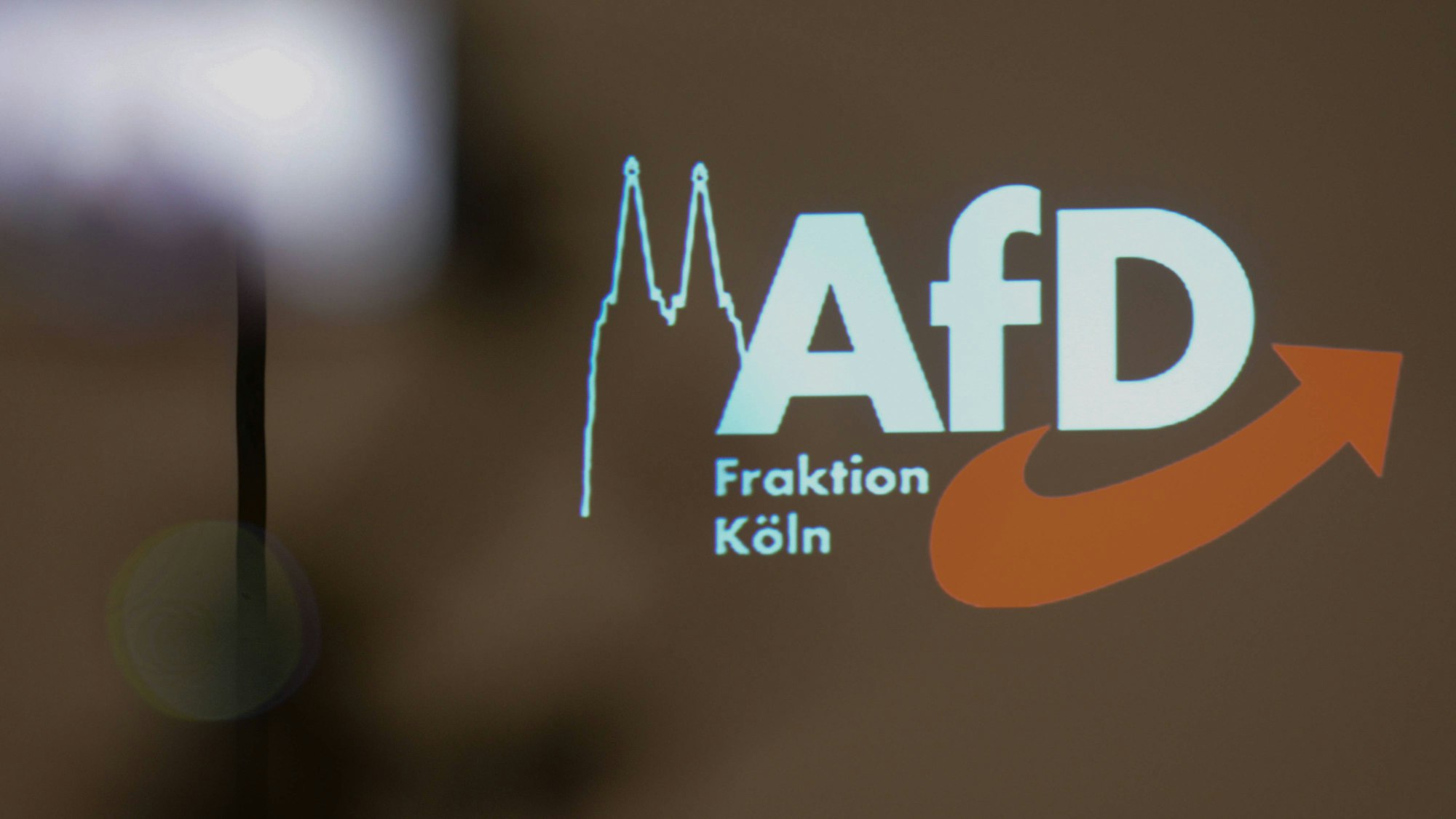 Logo der AfD Fraktion Köln bei einer Konferenz im Gürzenich.