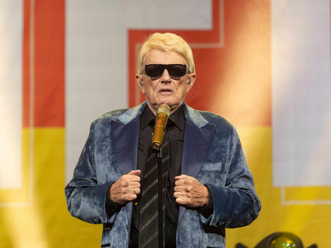 Volksmusik-Star Heino beim Konzert auf der Bühne.