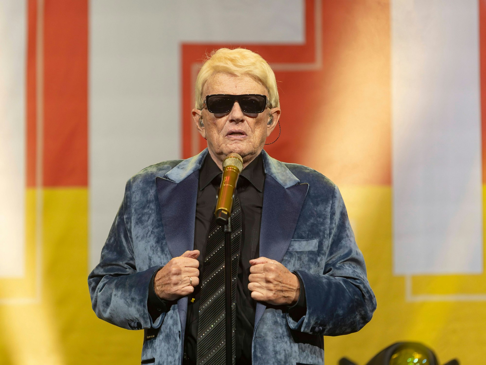 Volksmusik-Star Heino beim Konzert auf der Bühne.