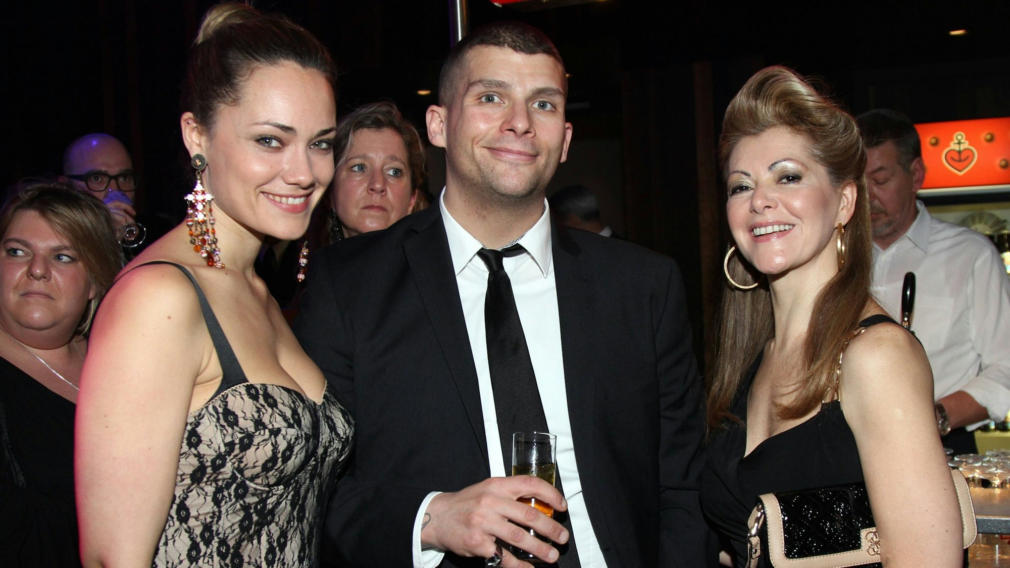 Tarek Ehlail (M.) mit Sarah Maria Besgen (l.) und Hanni Bergesch (r.) beim Neujahrsempfang 2013 im Hotel Empire Riverside in Hamburg.
