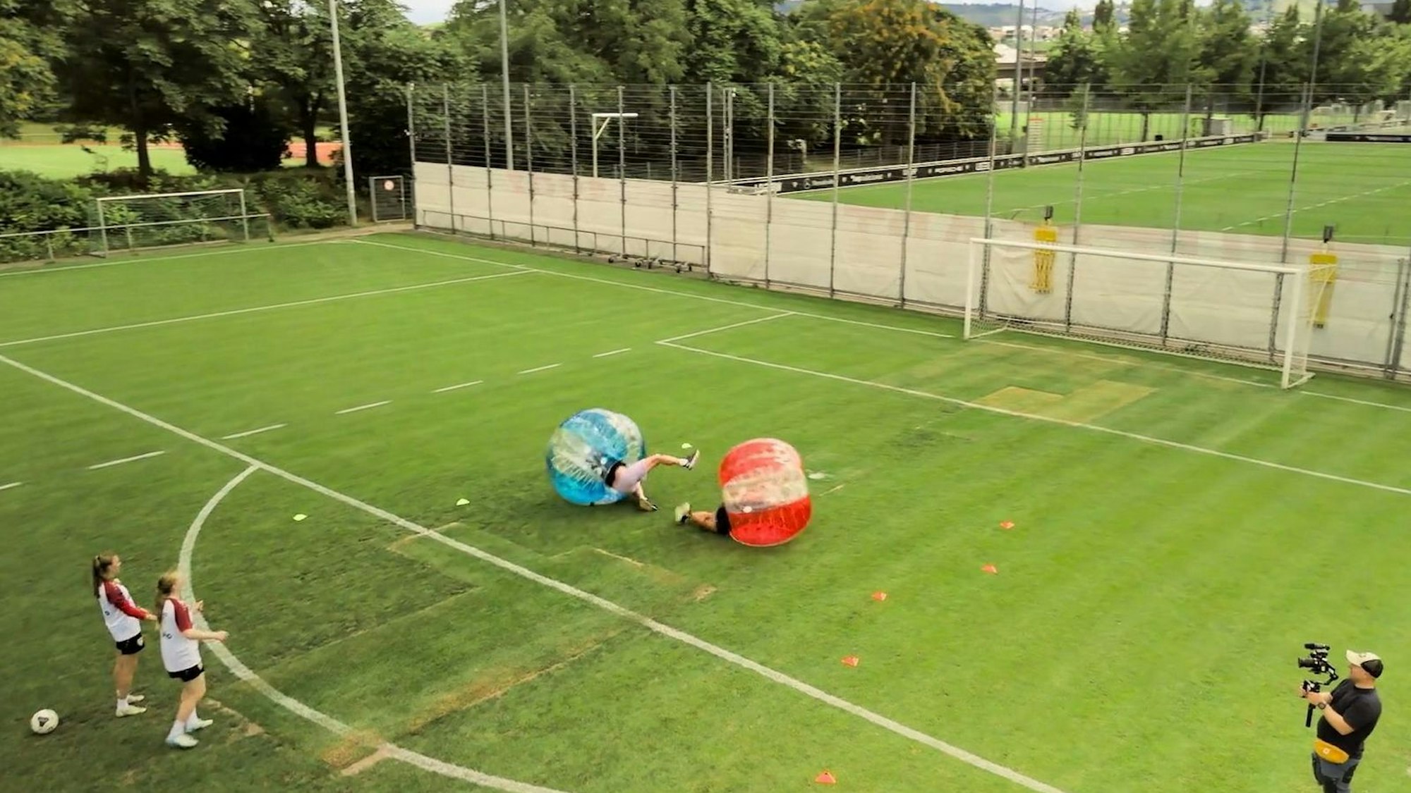 Patrick und Sina kugeln übers Spielfeld. (Bild: ARD/ Screenshot)
