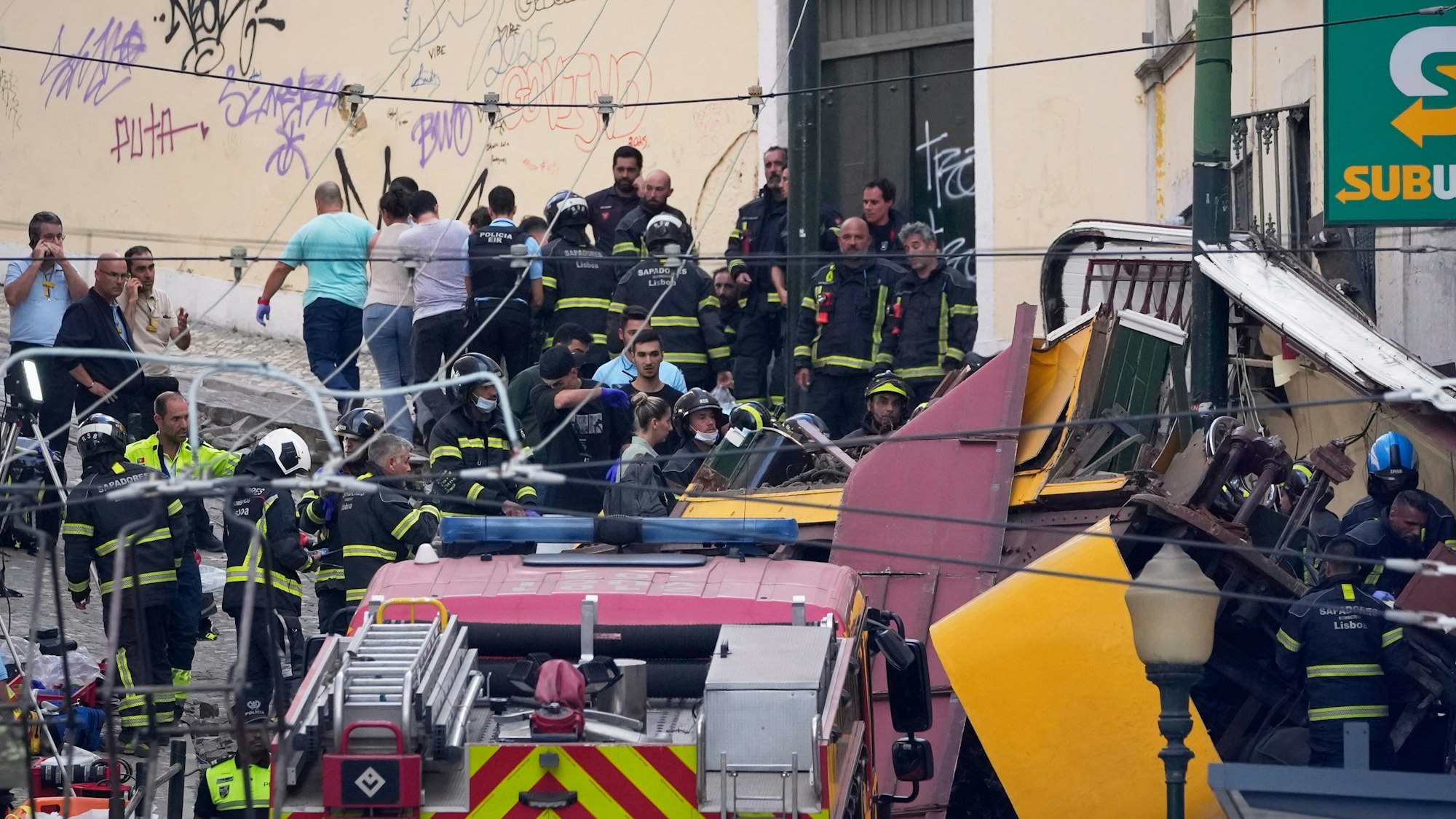 ettungskräfte arbeiten an der Stelle, an der eine elektrische Straßenbahn entgleist ist.