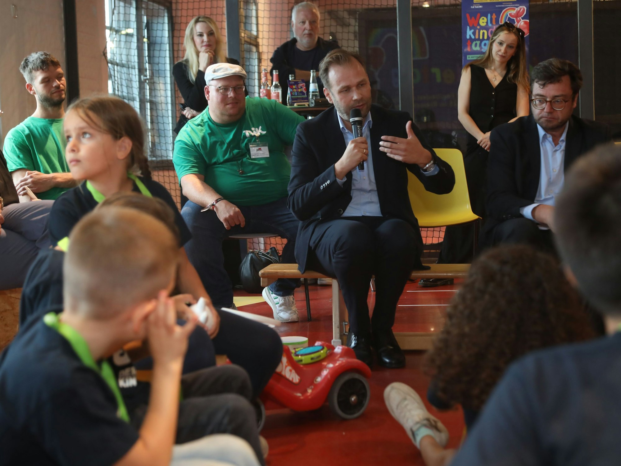 Robert Voigtsberger spricht bei der Pressekonferenz zum Weltkindertag.