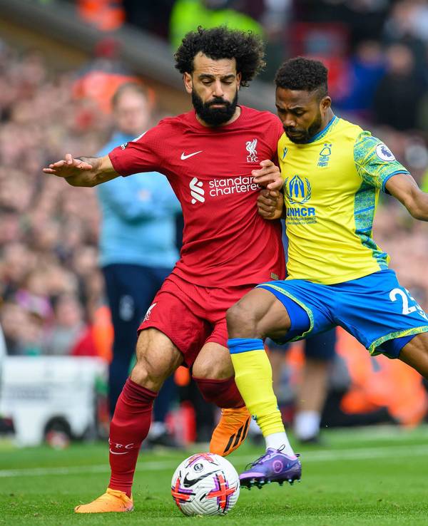 Emmanuel Dennis im Zweikampf mit Mo Salah.