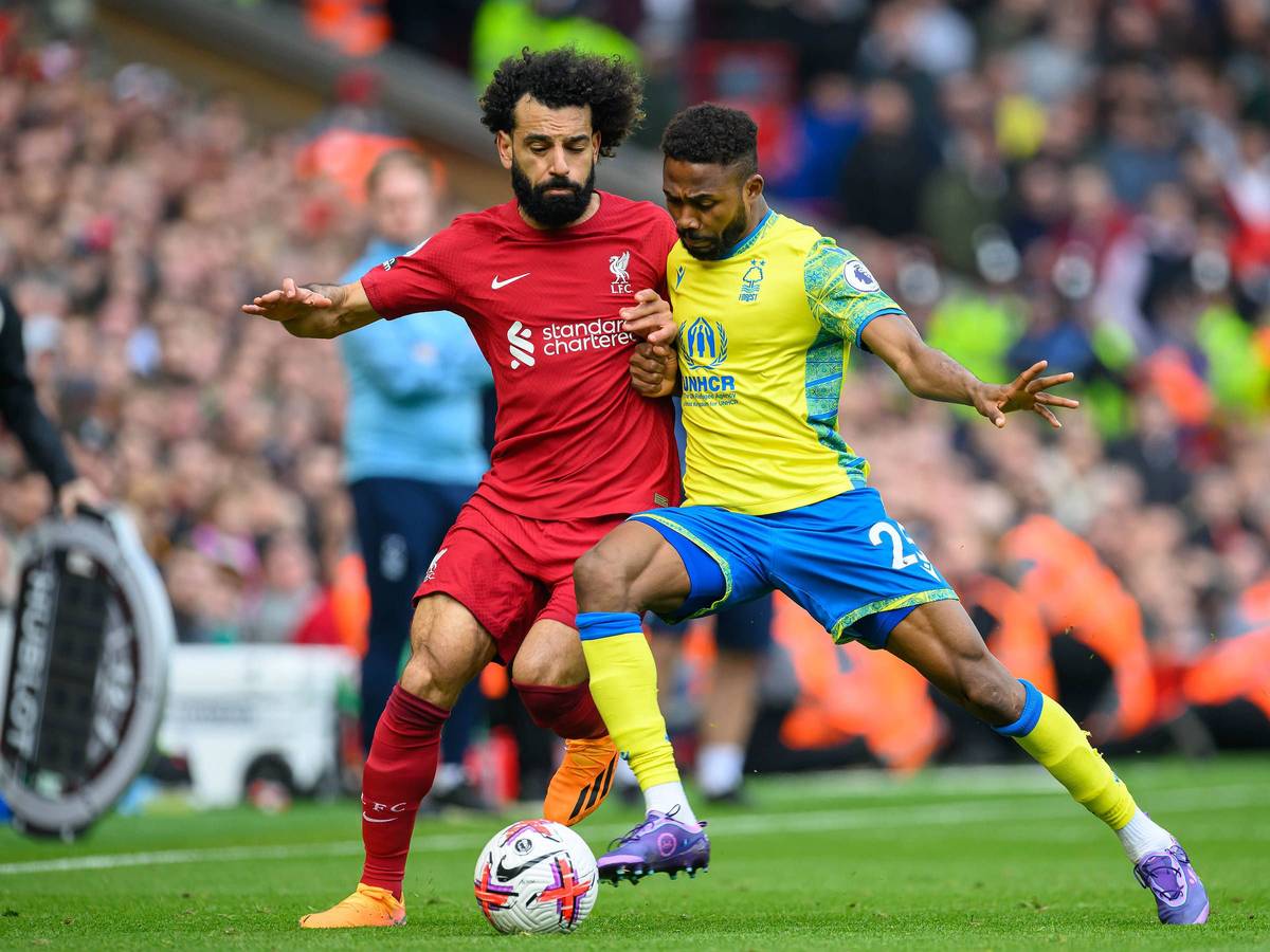 Emmanuel Dennis im Zweikampf mit Mo Salah.
