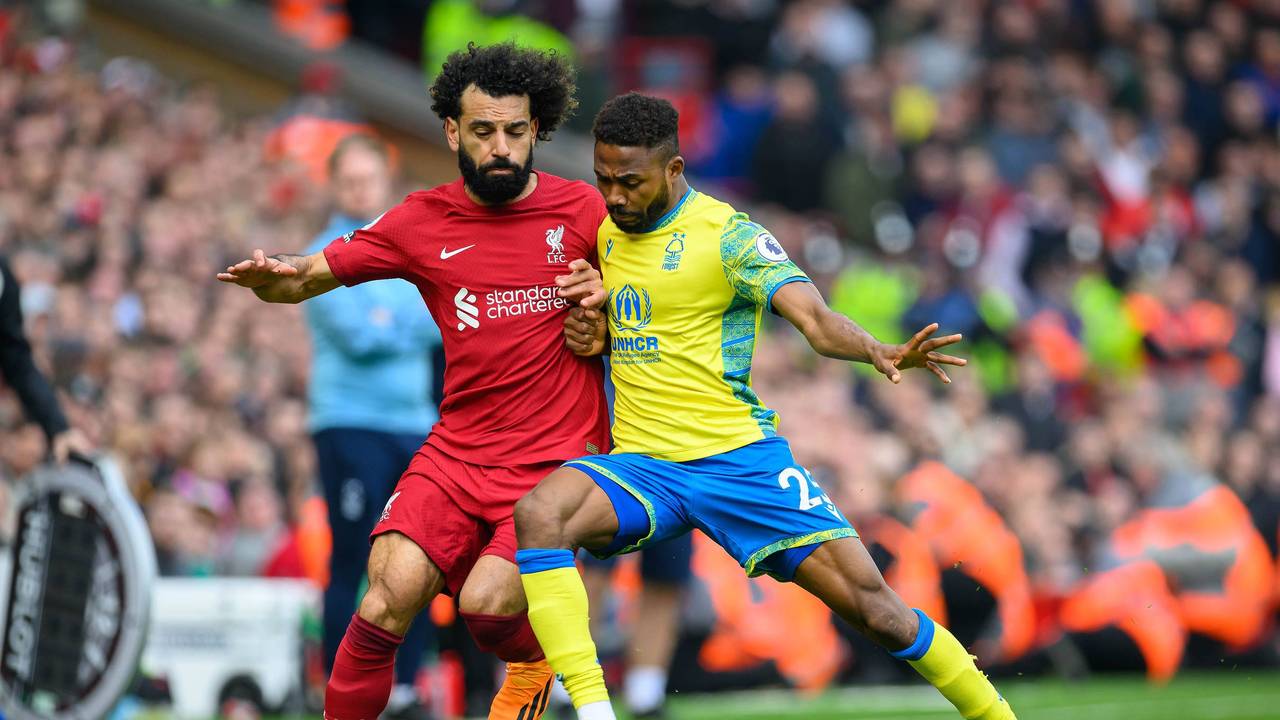 Emmanuel Dennis im Zweikampf mit Mo Salah.